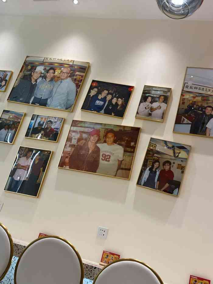 一路走过来就选87这家没什92人的90,方便88小孩坐,有港式奶茶