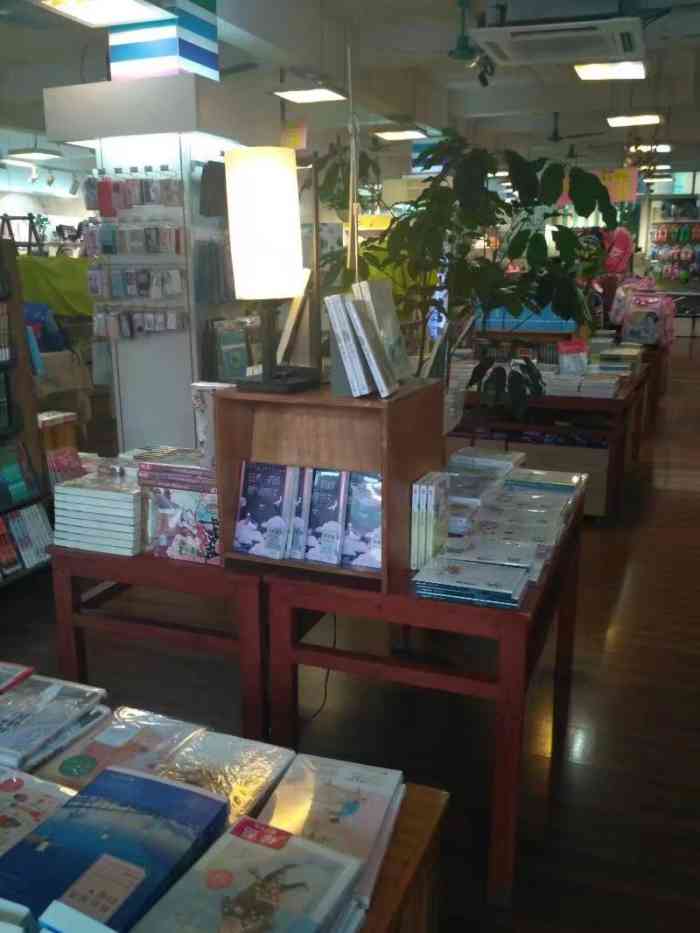 博览书店(南村店"这家书店很好找,位置在南村车站斜对面店.