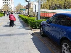 入口-枫蓝国际购物中心-地面停车场