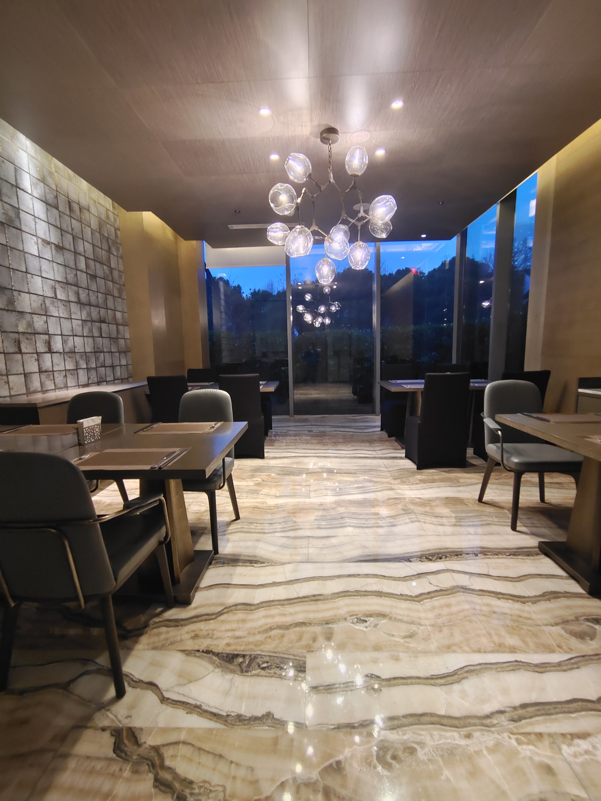 位置:地处钱江新城,酒店商务客人为主