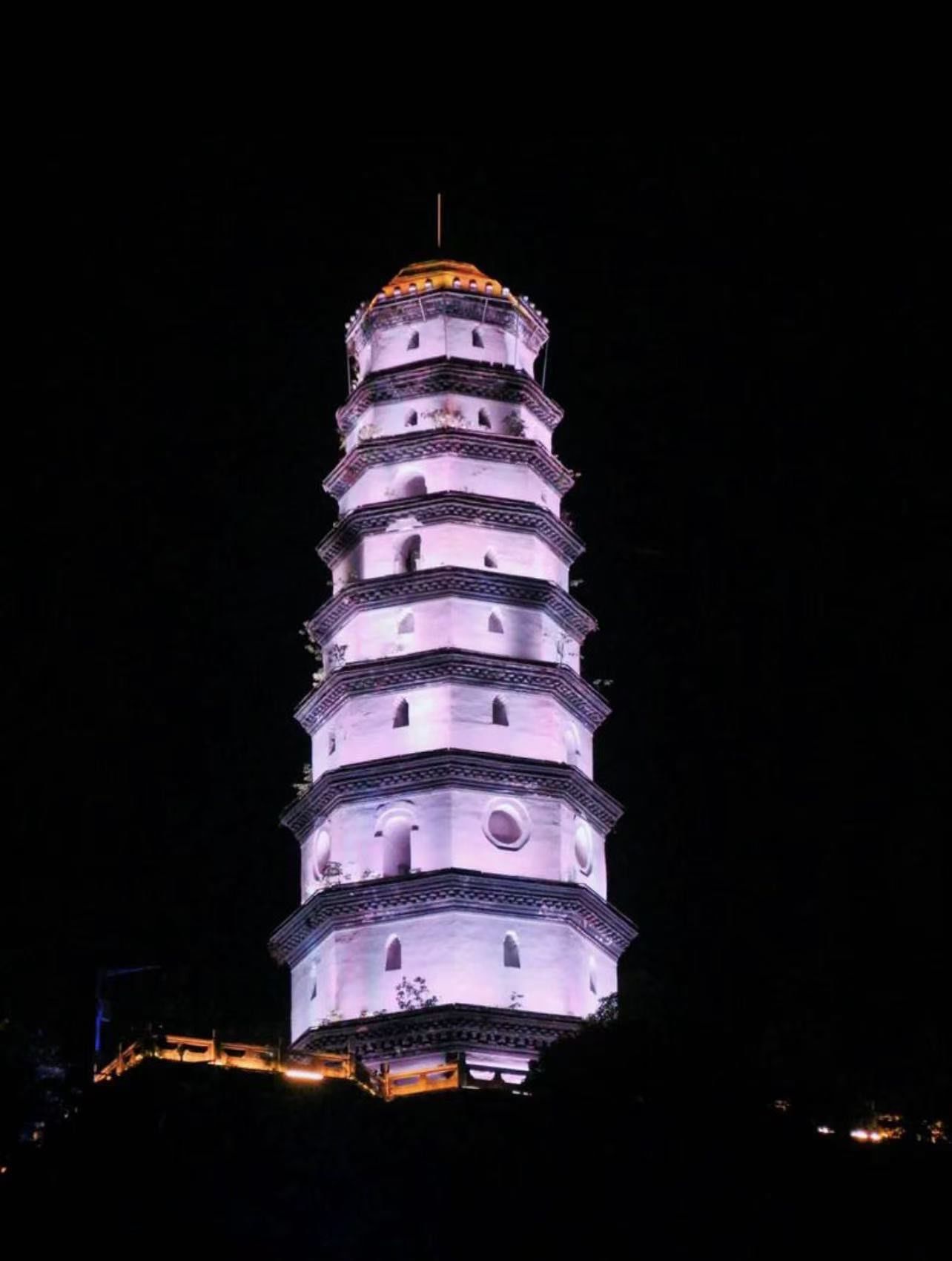 天天领红包白塔山位于宜宾市翠屏区东北面