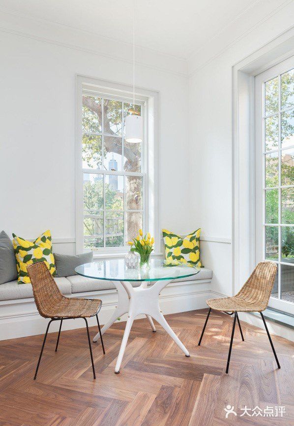 这座公寓在设计师的改造下，保留了原先的一些元素