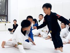 -菠萝格斗巴西柔术训练馆