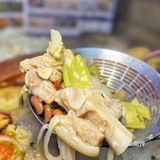 红河哈尼米线爽滑劲道，吸饱了火锅的汤汁，滋味十足
