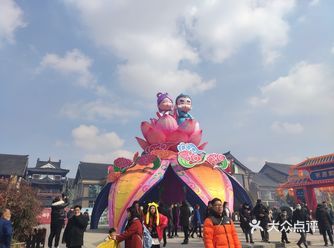 挑了大年初一体验草市街，人好多好多，转了一圈去了隔壁