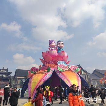 挑了大年初一体验草市街,人好多好多,转了一圈去了隔壁