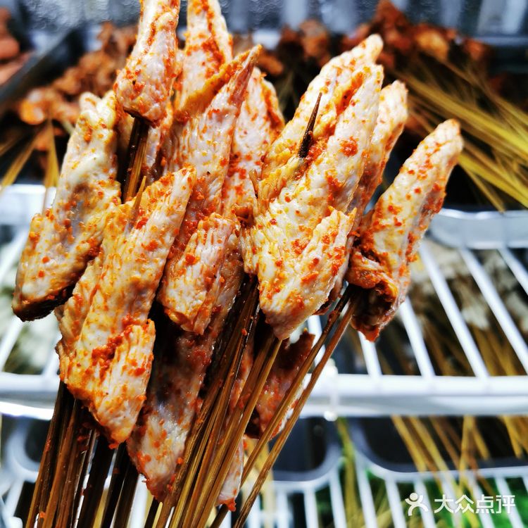 完全被安利而来的校园背后饮食三号线地铁直达下来就是西南石油大学满满的校园氛围走十分钟就到了下雨天生意依然很好看来这家口碑是真的不错油炸类却一点也不油腻和闷蔬菜依然炸出来有原本的味道价格也超级给力人均撑死也不超过⑤吧菜品新鲜上菜速度给井然有序所以不慢肉类和素菜该有的都有蘸料辣度也合适而且很香