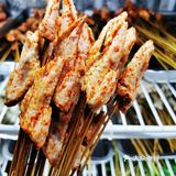 完全被安利而来的校园背后饮食三号线地铁直达下来就是西南石油大学满满的校园氛围走十分钟就到了下雨天生意依然很好看来这家口碑是真的不错油炸类却一点也不油腻和闷蔬菜依然炸出来有原本的味道价格也超级给力人均撑死也不超过⑤吧菜品新鲜上菜速度给井然有序所以不慢肉类和素菜该有的都有蘸料辣度也合适而且很香