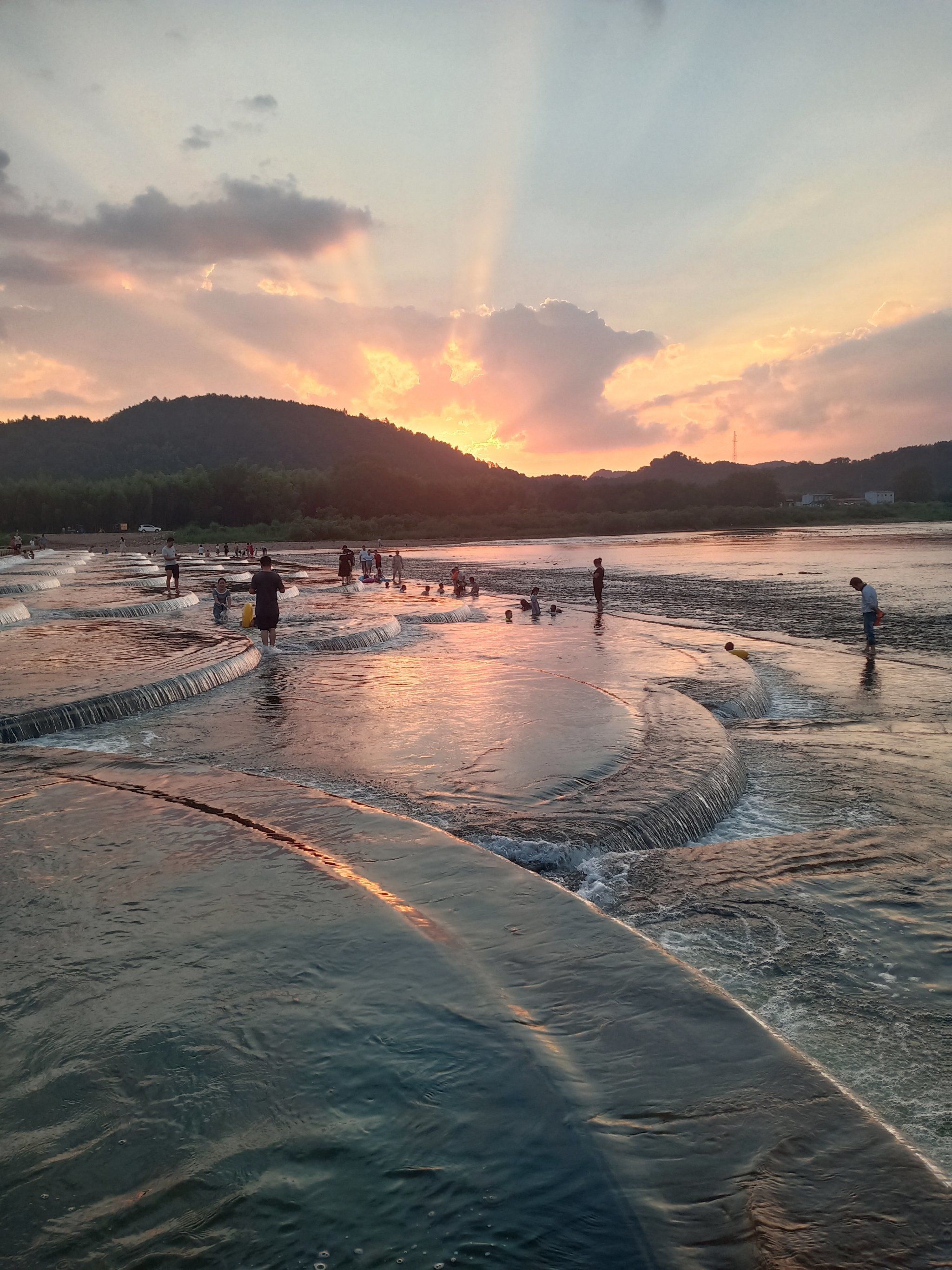 龙鳞景观坝是龙虎山景区沪溪河生态综合整治