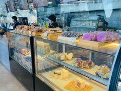 面包甜点陈列柜-贝林大翅鲸简餐厅(国家海洋博物馆店)