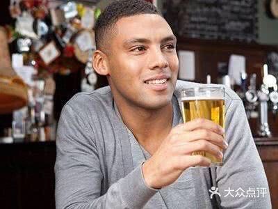 为什么喝完酒后有人话变多，有人只想睡觉？这可能不是好现象