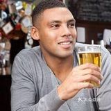 为什么喝完酒后有人话变多，有人只想睡觉？这可能不是好现象