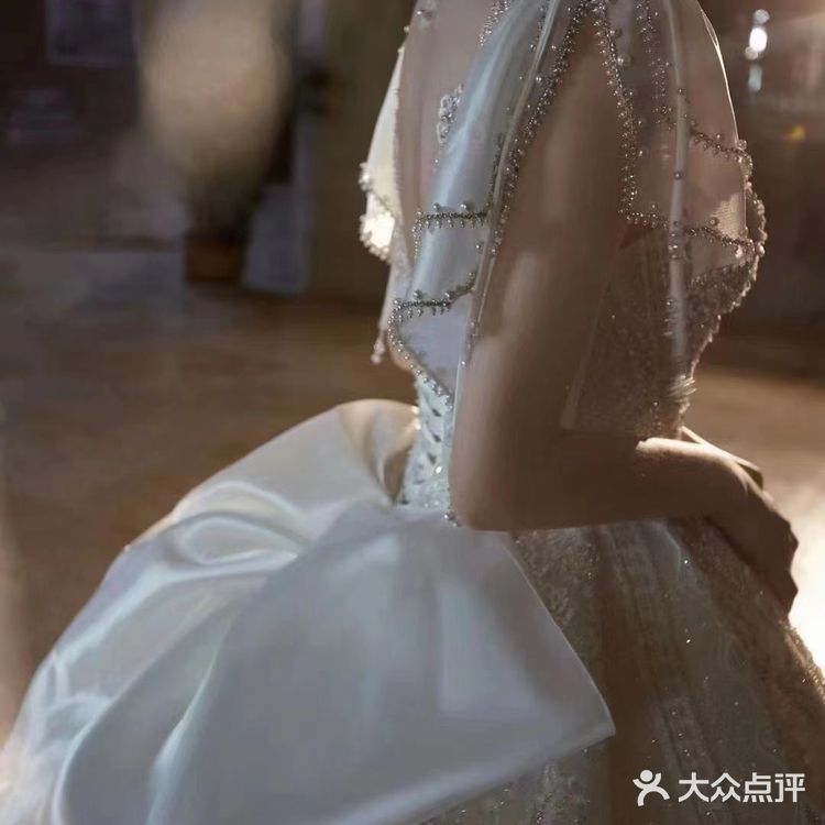 穿上漂亮的婚纱是每个女孩子的梦想！