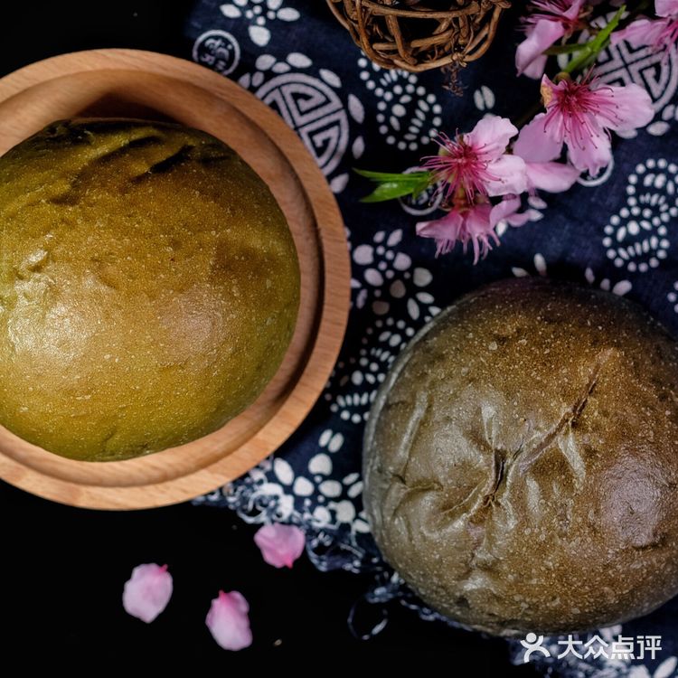 今年寒食节不吃青团啦 我吃喜茶青团包   喜茶青团包