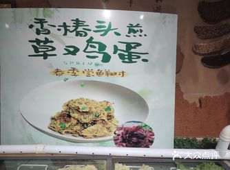 余晖洒在平房上,整个院子都被染上一层暖橙色