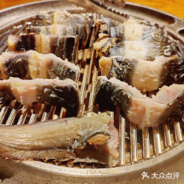 韩国街的魅力，炭烤鳗鱼和活章鱼的绝美之味