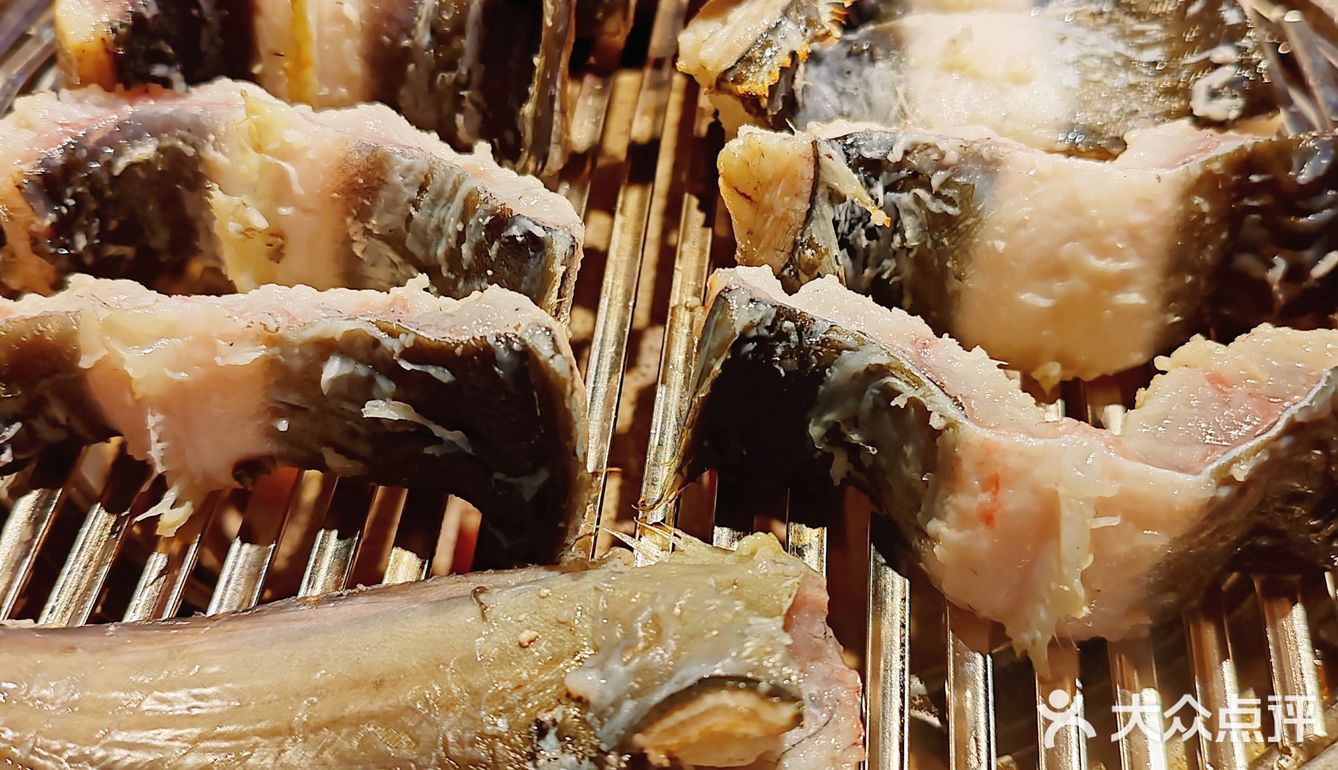 韩国街的魅力，炭烤鳗鱼和活章鱼的绝美之味