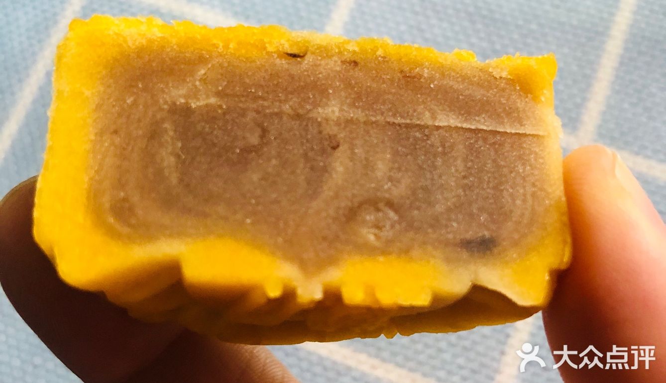 没啥特色就像在吃绿豆糕,写着是流心奶黄月饼