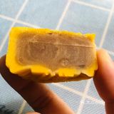 没啥特色就像在吃绿豆糕,写着是流心奶黄月饼