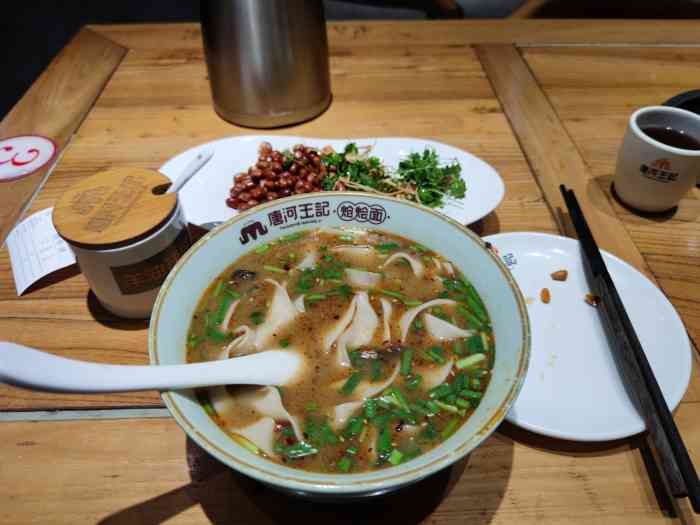 唐河王记(经八路店)-"店里环境还可以,挺干净的,服务员收桌翻台.