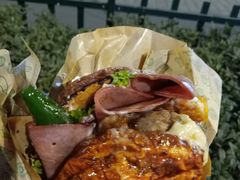 双蛋指椒牛肉汉堡-魏斯理汉堡(西安沣东吾悦店)