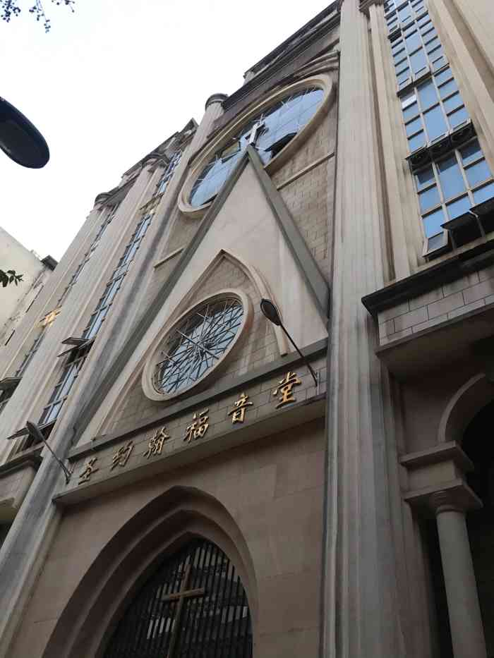 打分 离开昆明的头一天晚上,乱走,然后看到圣约翰福音堂,整个城市的