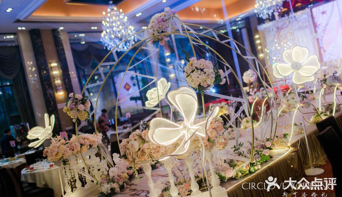 星与月，你与我，都被匿藏在这片温柔的香槟色中。