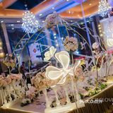 星与月，你与我，都被匿藏在这片温柔的香槟色中。