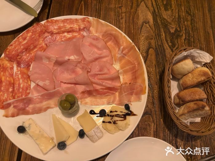 La Vite意大利餐厅酒馆(乌鲁木齐店)意大利传统混合冷肉拼盘图片
