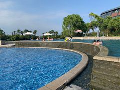 室外游泳池-上海滴水湖皇冠假日酒店