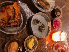 烟熏三文鱼配烤饺子皮和芥末籽酱-BOR Eatery(安福路店)