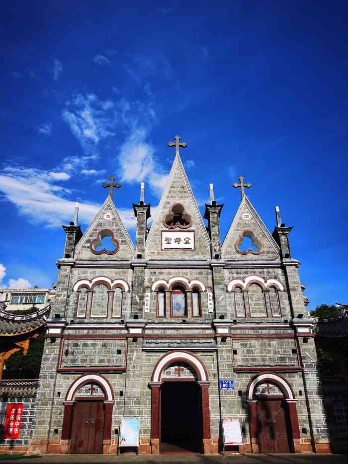 【vip有特权】 这座圣母堂位于会理古城天元街上,是一座天主教堂