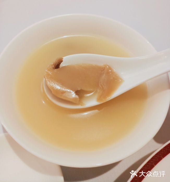 洋房火锅(新天地店)招牌松茸清汤底图片