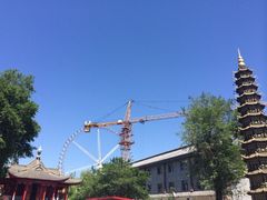 很多地方还在修葺！后面是哈乐园-哈尔滨极乐寺