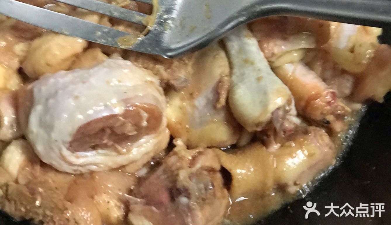 大盘鸡和炒面片！材料非常简单：半只三黄鸡