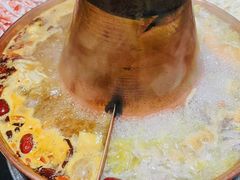 -果松木炭酸菜铜火锅·外婆参鸡汤