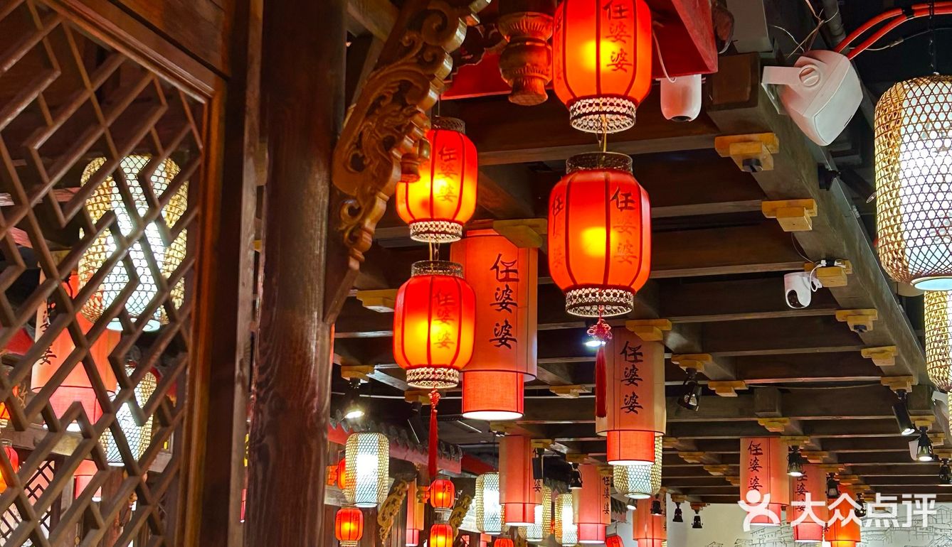 在解放碑！30年老店吃平价蹄花汤👅