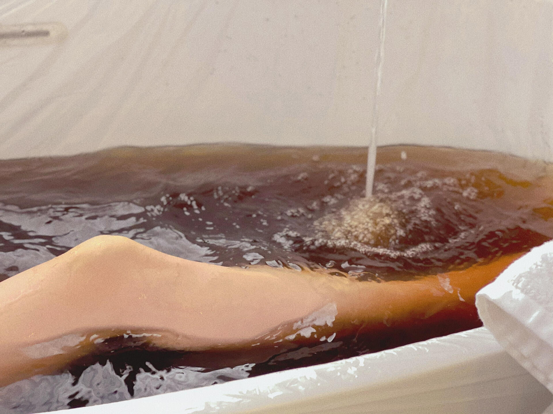 泡澡对女生的好处:
当身体浸泡在温热的水中时
血液循环和淋巴