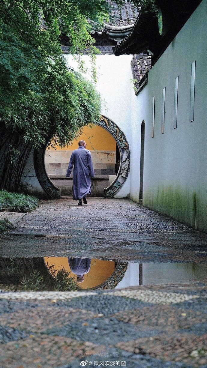 姑苏城内西园寺,曲径幽深,古木参天,尽显清净庄严.