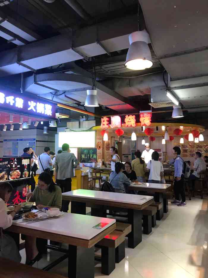 大食汇美食广场(新世界百货店"来的时候正是高峰期,店内面积很大,找