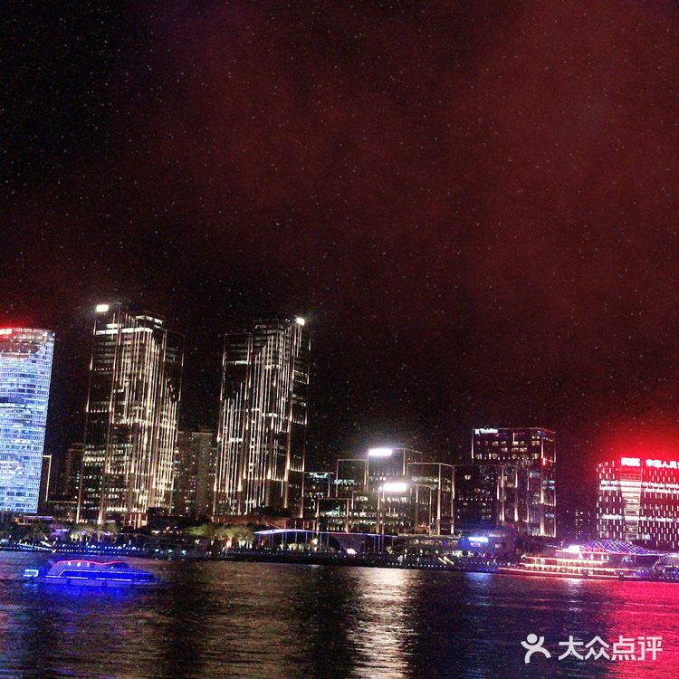 吹着江风，（有点冷），还是很舒服的