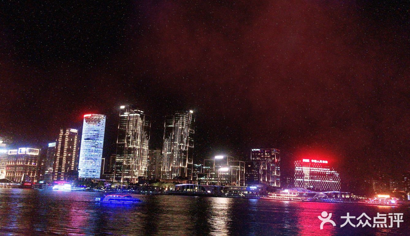 吹着江风，（有点冷），还是很舒服的