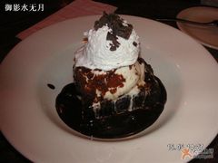 朱古力餅配雲呢拿雪糕-澳美客(铜锣湾翡翠明珠广场店)