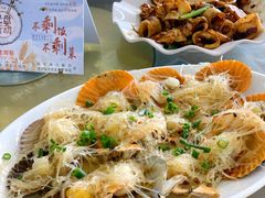 蒜蓉粉丝蒸扇贝-明记海鲜大排档(巽寮湾店)