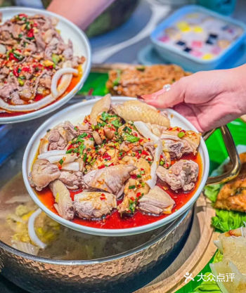 椰香撩人，鸡嫩汤清！探秘魔都椰子鸡新贵 【椰风轻语·