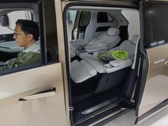 -小鹏汽车(上海静安大融城店)