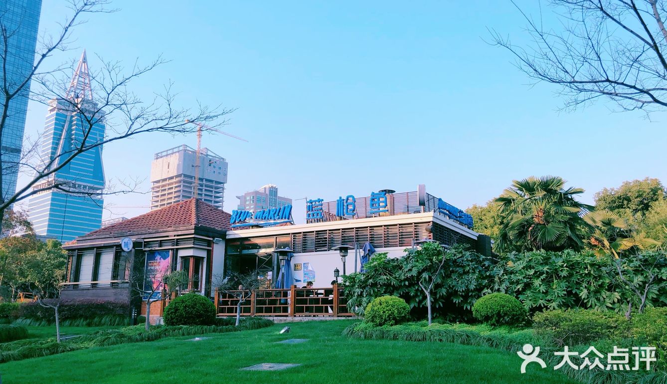 社区里的咖啡馆，老外们没有一个戴口罩的