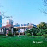 社区里的咖啡馆，老外们没有一个戴口罩的
