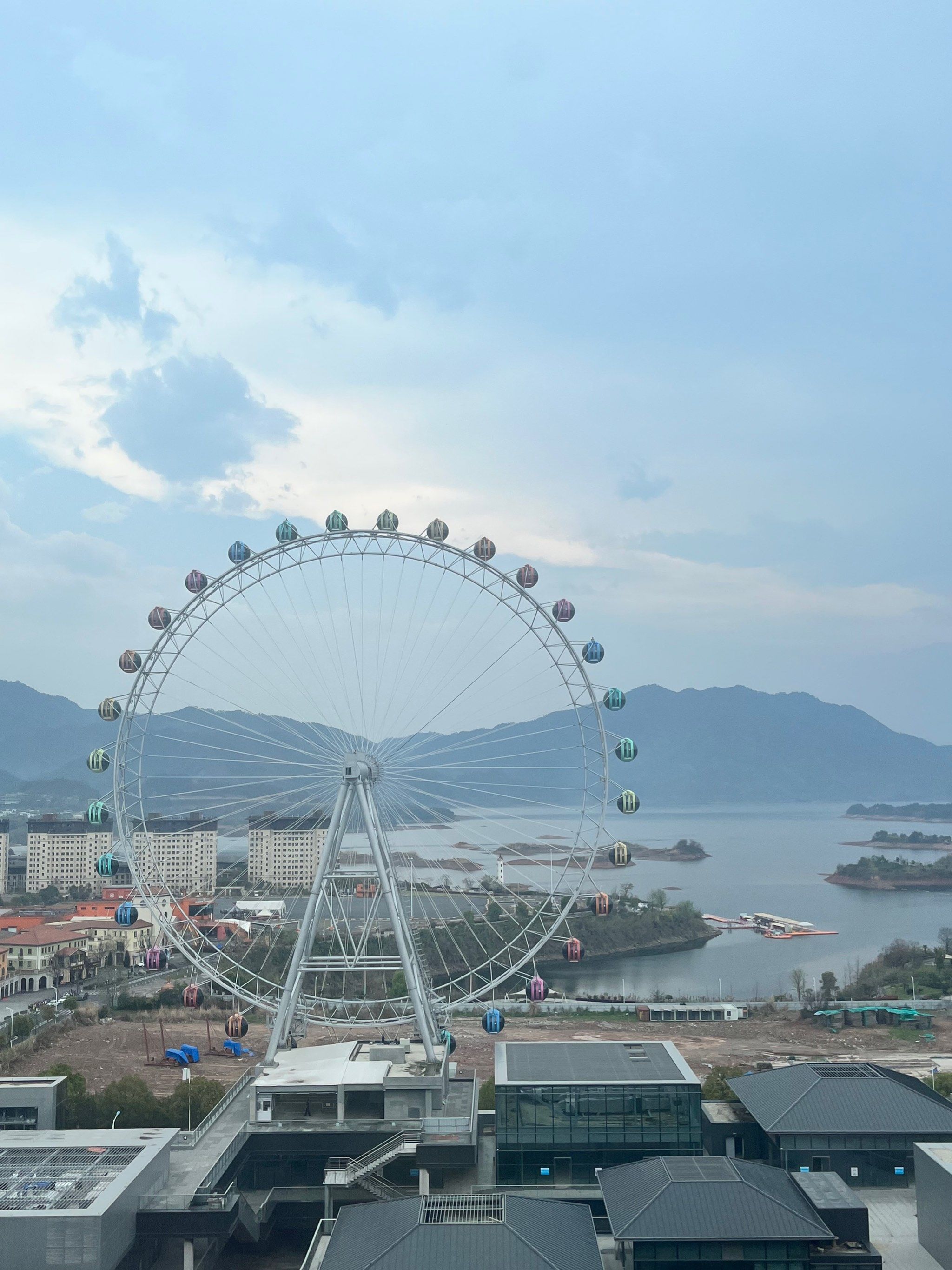 千岛湖moxy酒店此次是特地前来打卡的,酒店位于新开的银泰城,目前商圈