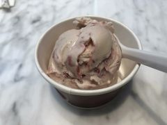 草莓冰淇淋-哈根达斯(世界城店)